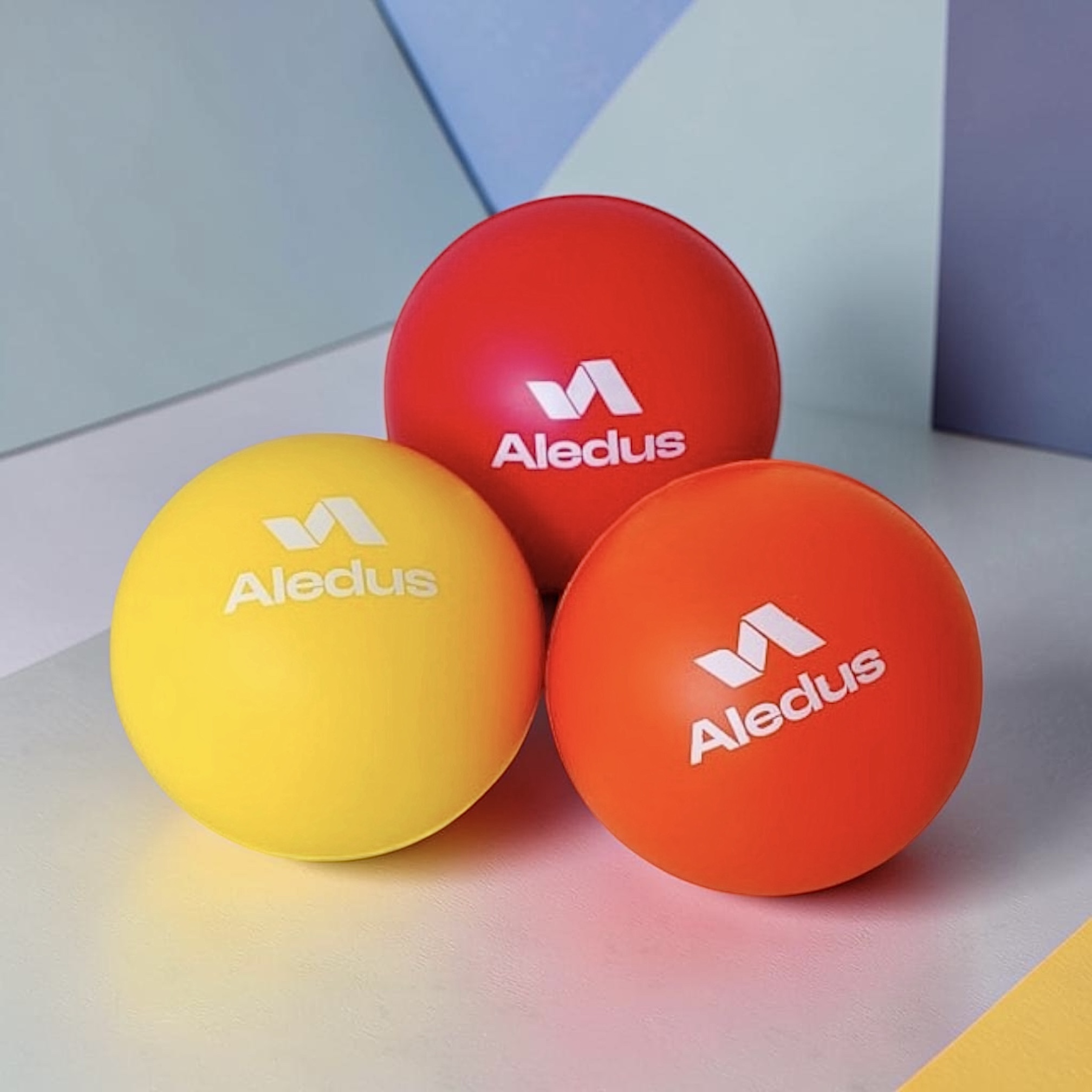 Drei farbige Werbebälle mit Aledus-Logo